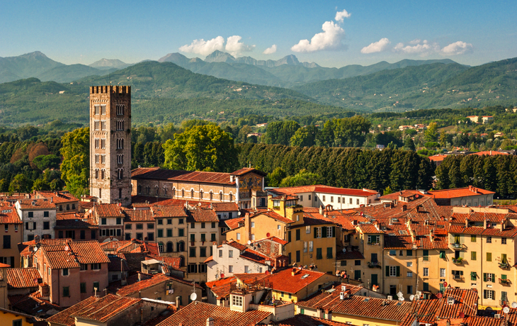 Skyline von Lucca mit Kathedrale und umliegender Landschaft in der Toskana.