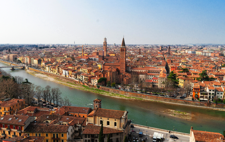 Blick auf die Skyline von Verona mit der Etsch und der Altstadt.