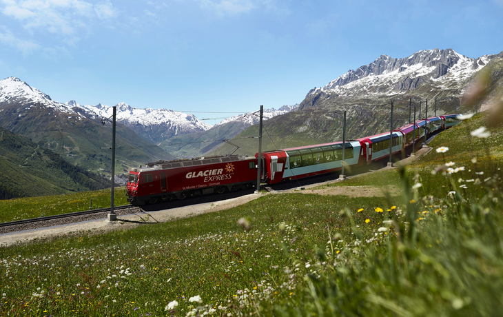 Der Glacier Express am Oberalppass in den Schweizer Alpen.