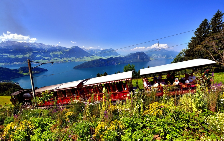 Zahnradbahn am Berg Rigi mit Blick auf den Vierwaldstättersee und die Alpen.