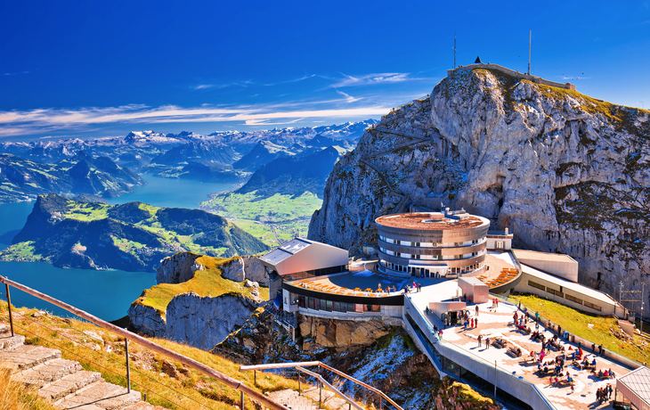 Panorama vom Berg Pilatus über den Vierwaldstättersee und die umliegenden Alpen.