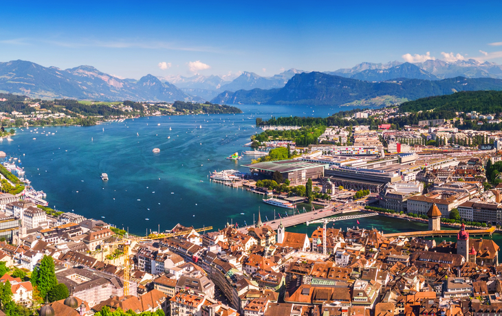 Blick auf Luzern mit Kapellbrücke und Vierwaldstättersee in den Alpen.