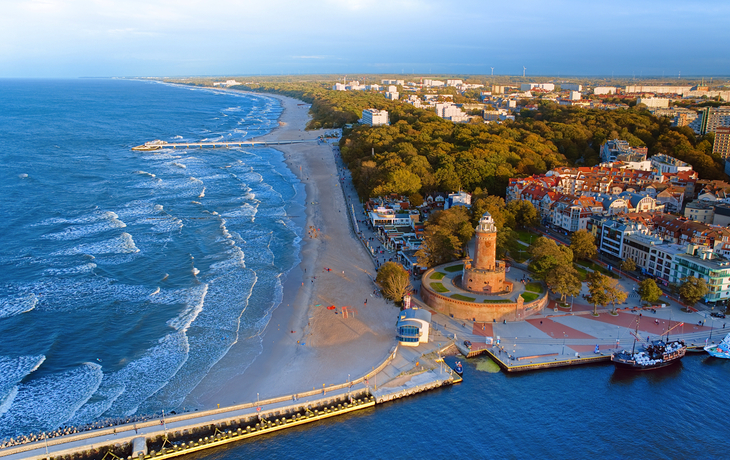 Luftaufnahme des Leuchtturms von Kołobrzeg an der Ostseeküste.