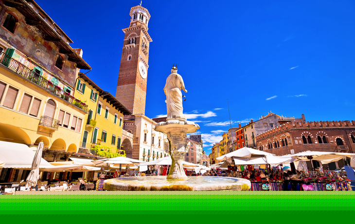 Piazza delle Erbe in Verona mit Torre dei Lamberti und Fontana di Madonna.