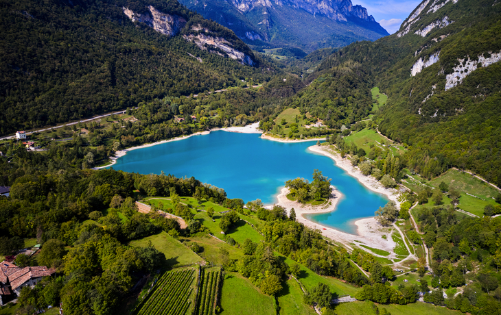 Panoramablick auf den türkisblauen Tenno-See in den italienischen Alpen umgeben von Bergen.