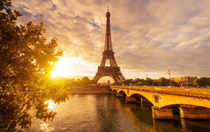 Eiffelturm bei Sonnenuntergang in Paris.