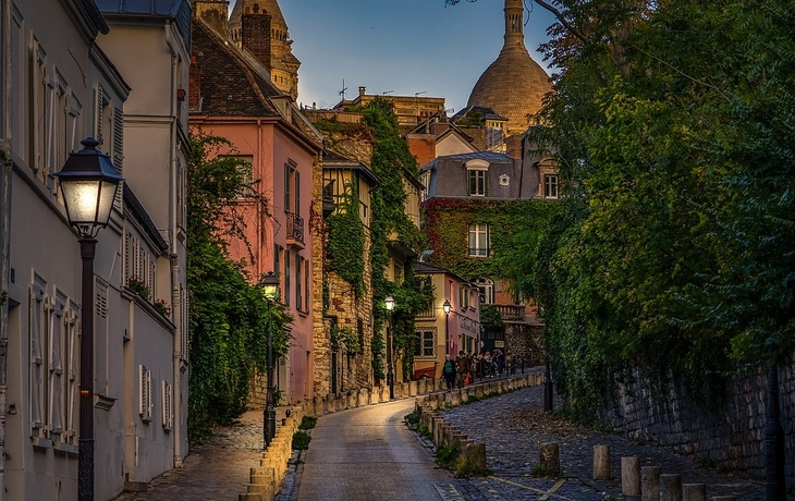 Montmartre, Paris mit alten Gebäuden bei Abenddämmerung.