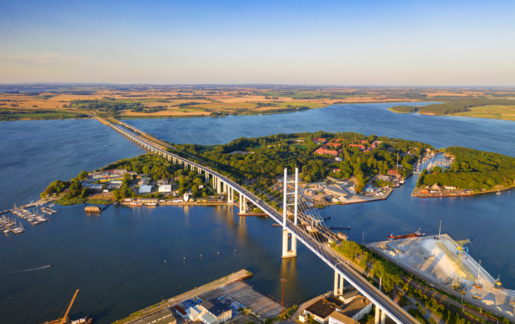 Schrägseilbrücke über den Strelasund bei Stralsund, Mecklenburg-Vorpommern.