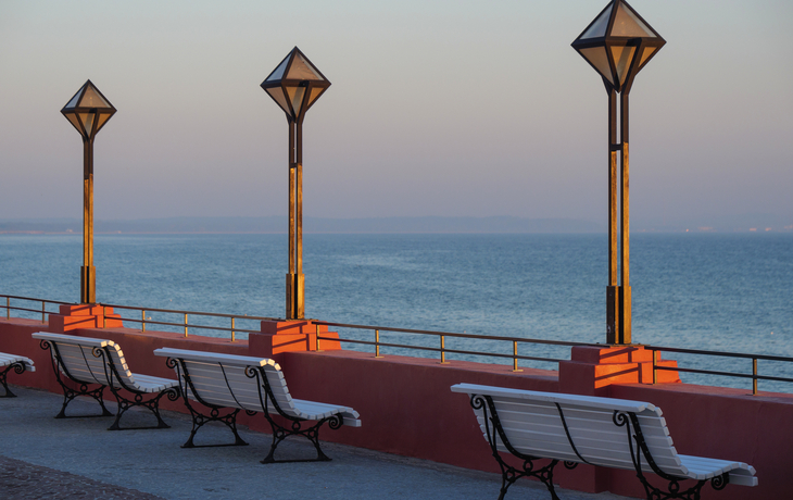 Promenade in Binz bei Sonnenuntergang mit Blick auf die Ostsee und Bänken im Vordergrund
