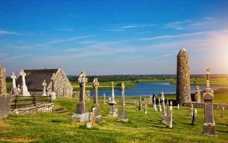 Kloster von Clonmacnoise mit Kreuzen und Gräbern in County Offaly, Irland, am Fluss Shannon.