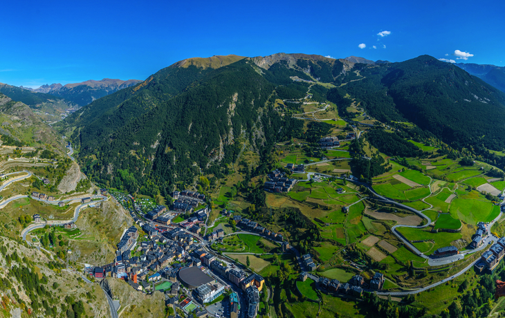 Statue am Aussichtspunkt Roc del Quer mit Blick auf Täler in Andorra