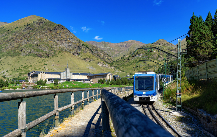 Blaue Zahnradbahn im Vall de Núria, Katalanische Pyrenäen, Spanien.