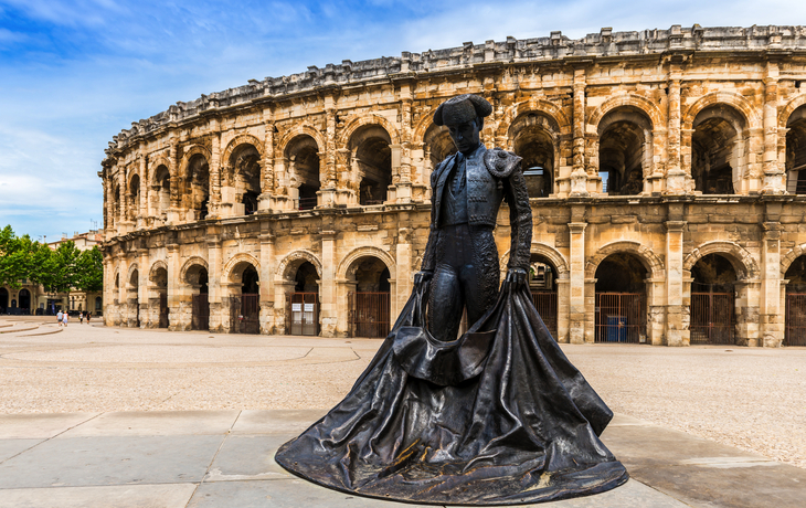 Statue eines Stierkämpfers vor der Arena von Nîmes in Frankreich.