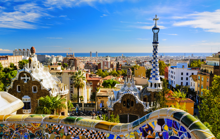 Bunter Park Güell in Barcelona mit Blick auf die Stadt und das Meer.