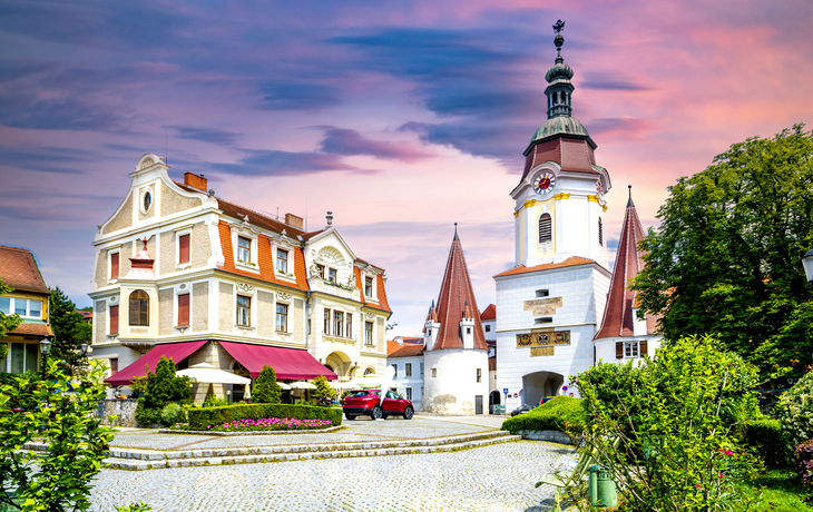 Altstadt von Krems an der Donau mit historischen Gebäuden bei Sonnenuntergang.
