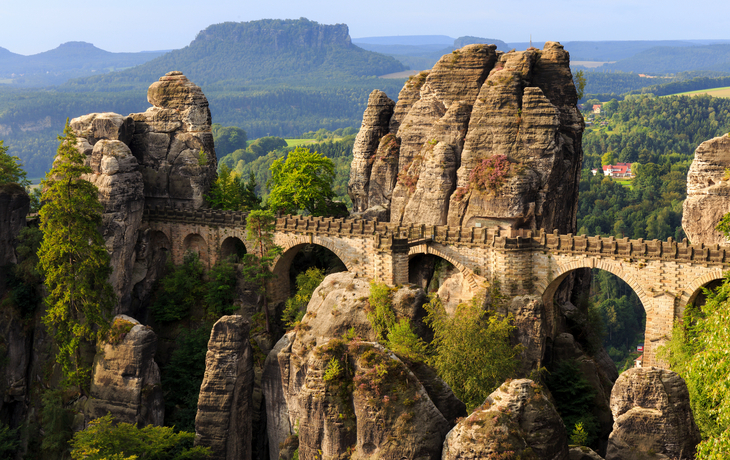 Blick auf die Basteibrücke und Felsformationen im Elbsandsteingebirge, Sachsen.