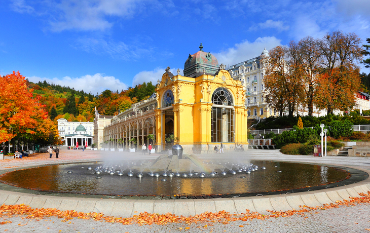 Marienbad im Herbst mit berühmtem Brunnen und historischer Kolonnade in Tschechien.