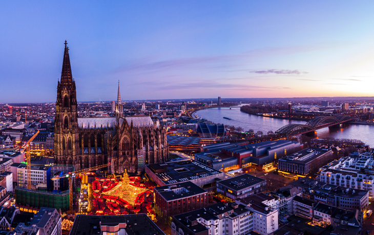 Kölner Dom und Stadt landschaft bei Sonnenuntergang, mit Rhein und Hohenzollernbrücke.