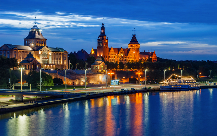 Beleuchtete Hakenterrasse in Stettin bei Nacht am Fluss Oder in Westpommern, Polen.