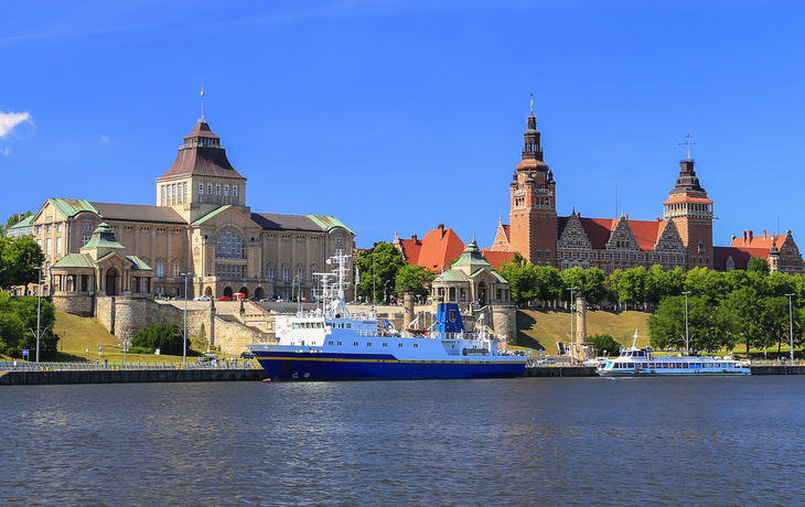 Hakenterrasse und Nationalmuseum an der Oder in Stettin, Polen.