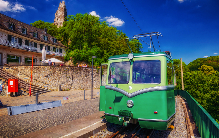 Grüne Zahnradbahn der Drachenfelsbahn in Königswinter, Deutschland.