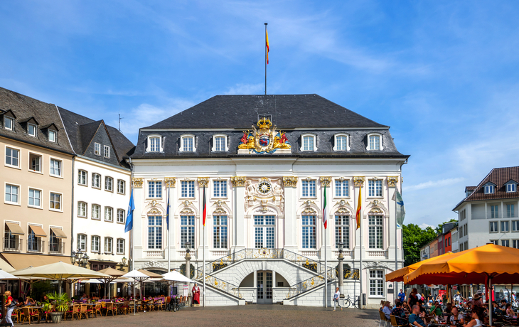 Altes Rathaus in Bonn am Marktplatz bei blauem Himmel.