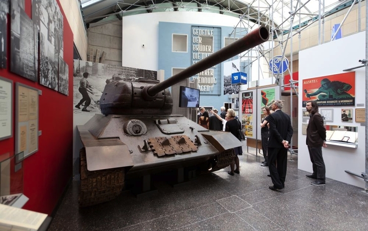 Panzer im Haus der Geschichte Bonn mit Besuchern in der Ausstellungshalle.