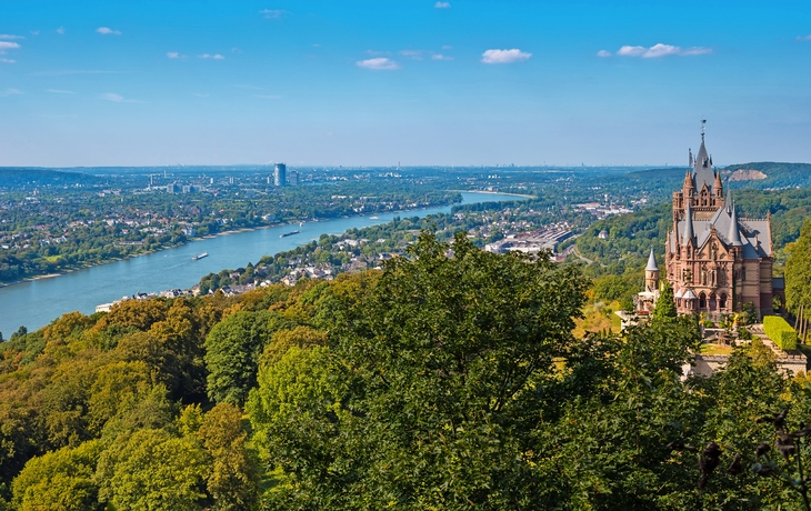 Schloss Drachenburg am Rhein mit Blick über das Siebengebirge.