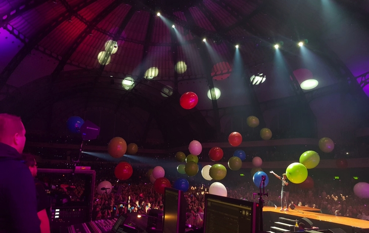 Bunte Ballons schweben über der Bühne bei Schlagernacht in Frankfurt.