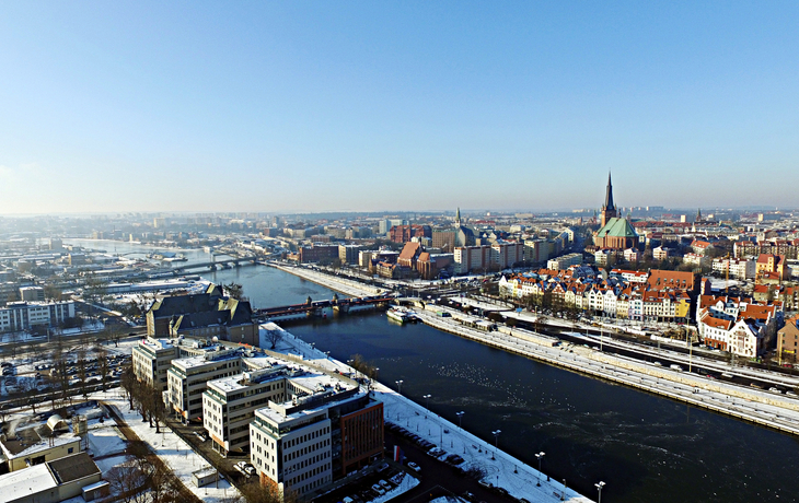 Skyline von Stettin im Winter mit Schnee, Fluss Oder und Altstadt-Panorama.
