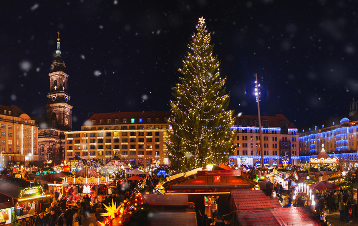 Striezelmarkt Dresden bei Nacht mit Lichtern und Weihnachtsbaum.
