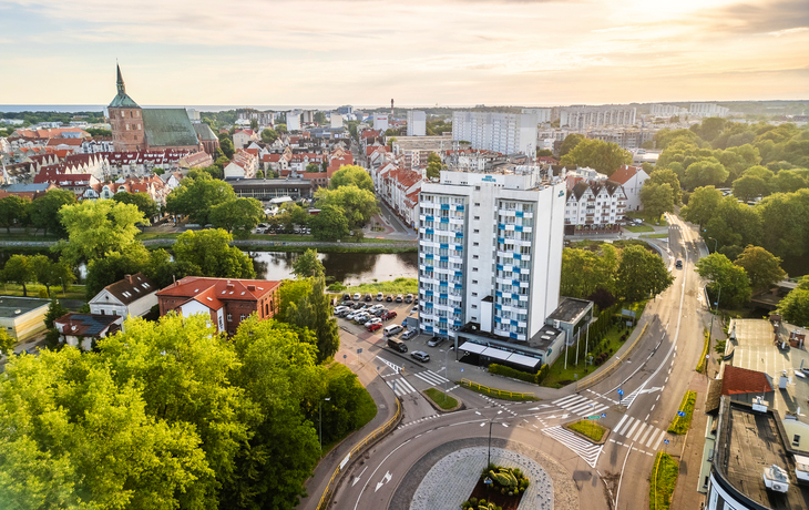 Luftaufnahme des Hotel Nad Parseta mit umliegenden Gebäuden und Straßen in der Stadtlandschaft.