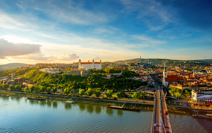 Blick auf die Burg Bratislava und Donau bei Sonnenuntergang.