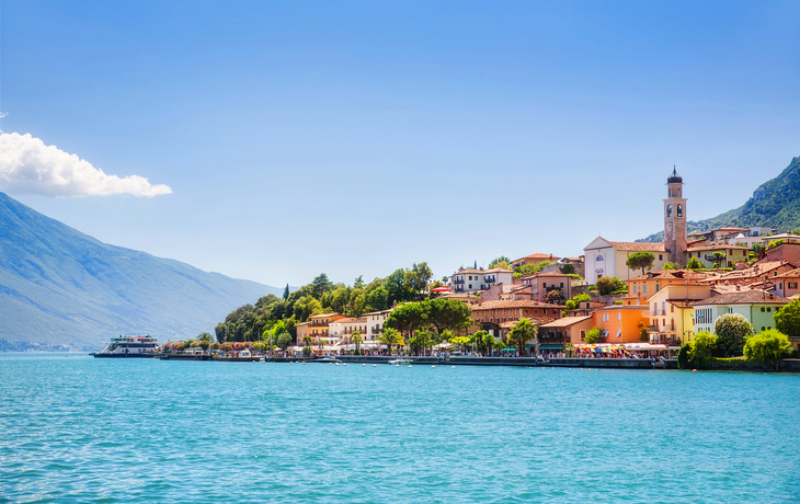 Blick auf Limone sul Garda und den Gardasee vor Bergkulisse.