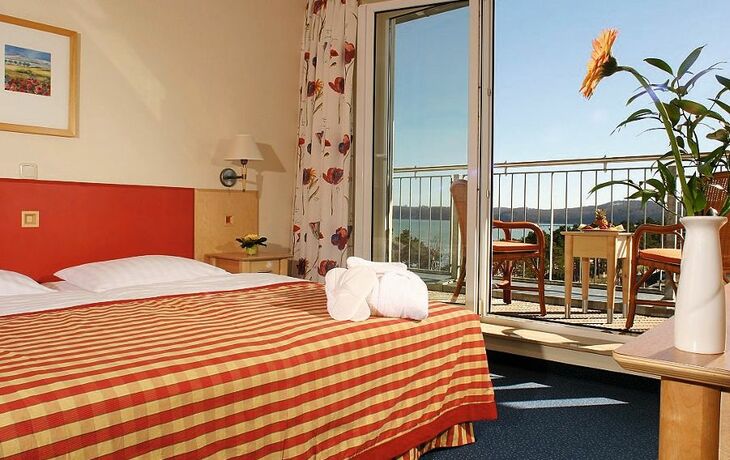 Doppelzimmer mit Blick zur Binzer Bucht im IFA Rügen Hotel und Ferienpark