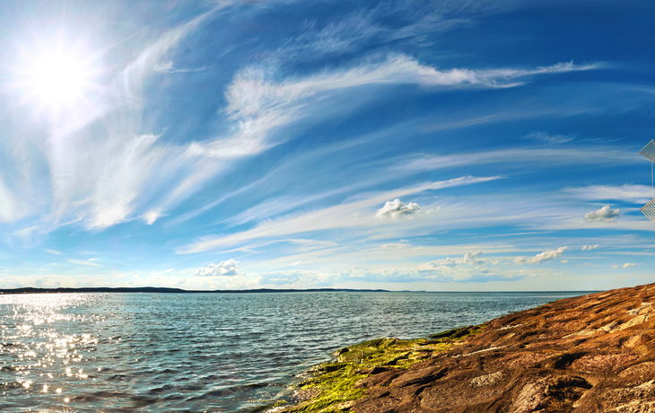 Mühlenbake in Swinemünde an der Ostseeküste bei Sonnenschein und blauem Himmel.