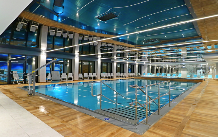 Innenpool des Hotel Hamilton mit moderner Gestaltung und Liegestühlen
