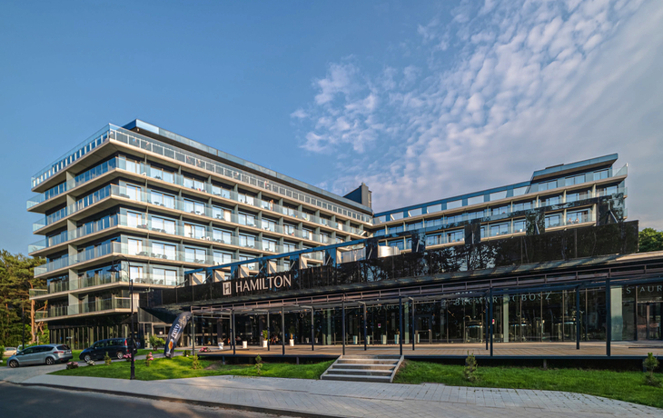 Hotelgebäude mit modernem Design und Glasfassade, Himmel im Hintergrund