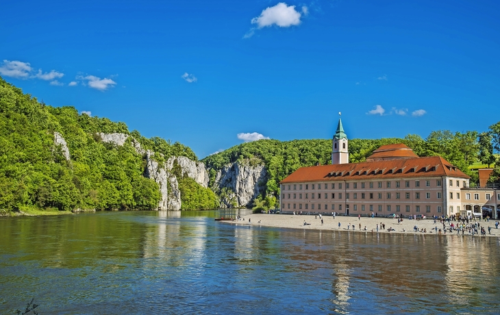Kloster Weltenburg an der Donau im Naturpark Altmühltal, umgeben von Fluss und Wald.