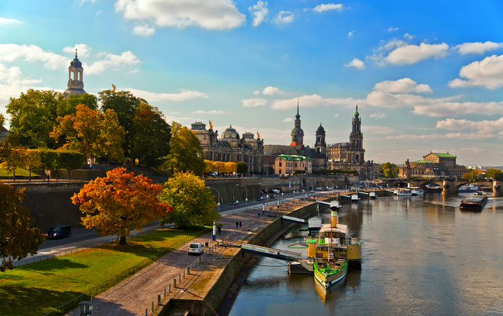 Blick auf die Brühlsche Terrasse und die Elbe in Dresden im Herbst.