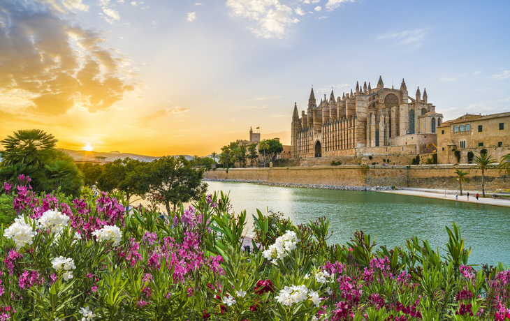 Kathedrale von Palma de Mallorca bei Sonnenuntergang