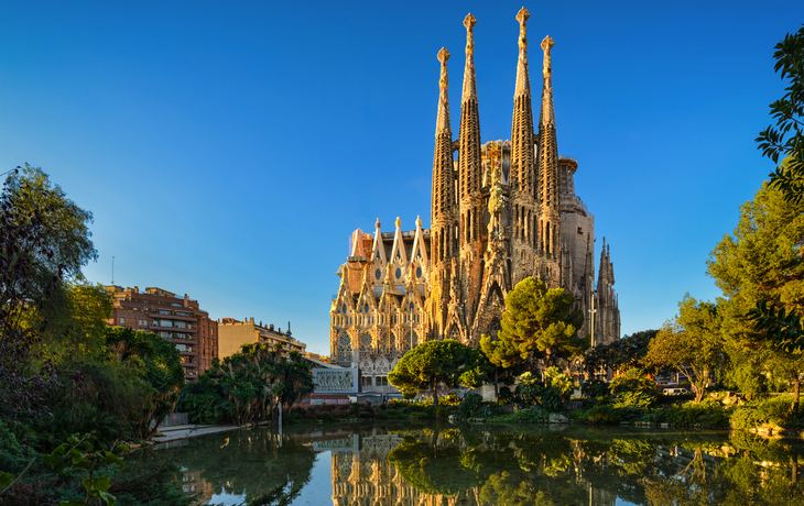 Sagrada Familia in Barcelona mit Spiegelung im Wasser.