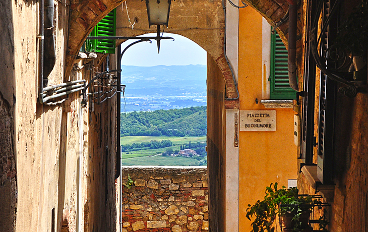 Malerische italienische Gasse mit Blick auf die Landschaft.