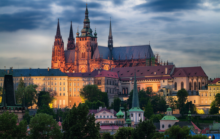 Die Prager Burg und der Veitsdom im Abendlicht.